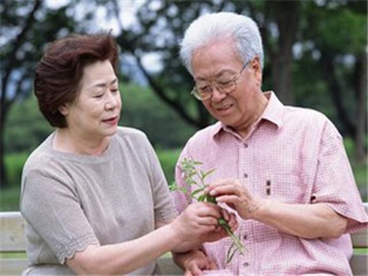 老花鏡科普：老人該如何緩解老花眼？