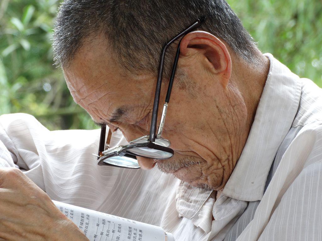 “老花眼”誰都避不開，哪些癥狀說明眼睛提前“花”了？